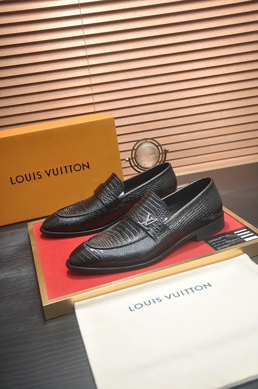 Men's men's shoes 💰540💶 [LV] (original single cowhide lining) 🍀LV's latest genuine leather business suit shoes are launched simultaneously on the official website. The first-layer cowhide imported from Italy is made of heavy gold, 💥official website 1:1 rubber outsole. Versatile to wear, high-end without losing class, and the color combination is extraordinary. This four-season style is alluring when worn on your feet, showing off your big-name flair. Standard code 38-45 (45 customized)